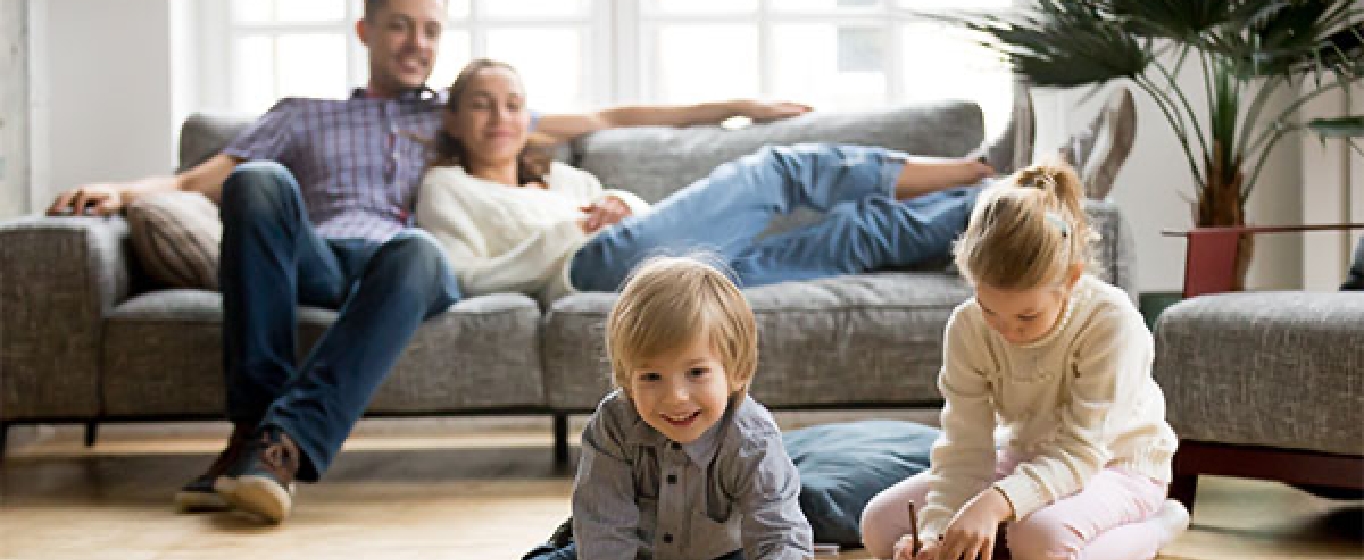 una familia en su sala de televisión